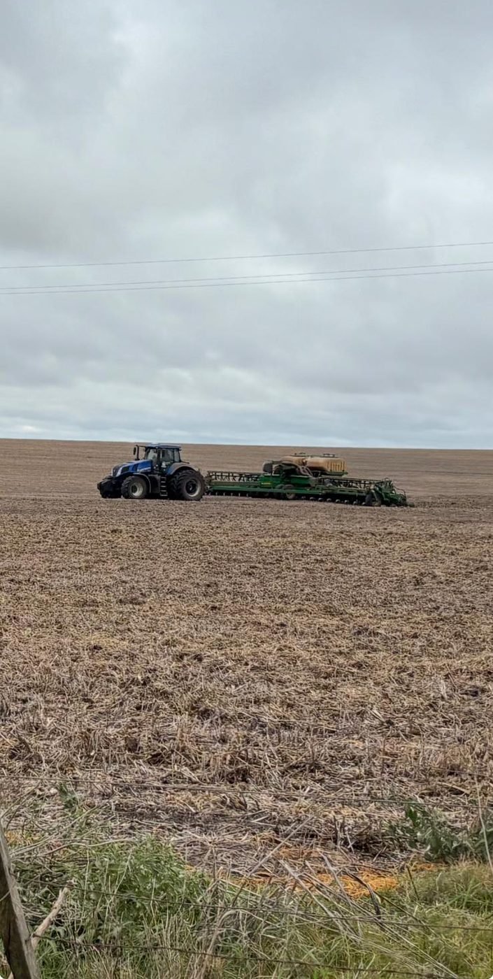 Tractor sembrando en la chacra